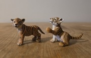 Schleich zestaw 2 młodych tygrysów figurki modele wycofane z 2007 r.