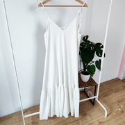 Sukienka biała Reserved 40 L na ramiączka długa MIDI maxi falbanka