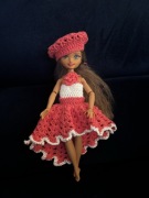 Ręcznie robiona sukienka i beret na szydełku dla lalki Barbie Dream Besties