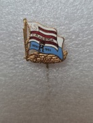 Odznaka KS Cracovia flaga ZŁOTA z napisem 85 lat przypinka wpinka