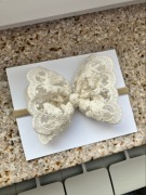 Opaska bezuciskowa kokardka koronkowa beżowa sesja chrzest roczek urodziny