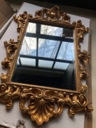 Lustro w pięknej złotej ramie w stylu barokowym