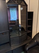 Witryna ze szklanymi drzwiczkami i półkami