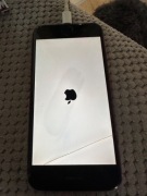 iPhone 8 i 6 daje do licytacji dwa uszkodzone tele