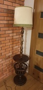Drewniana lampa stojąca