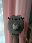 Pusheen z pisanką na Wielkanoc 