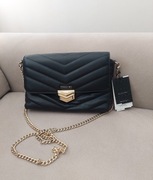 Torebka damska listonoszka czarna skórzana złoty łańcuszek Puccini 