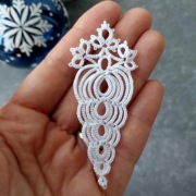 Dekor na choinkę sopel lodu frywolitka biala 9 cm