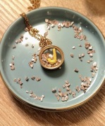 Naszyjnik sekretnik z literką medalion litera J