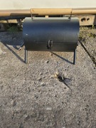 Grill węglowy metalowy – kompaktowy, z pokrywą i rusztem