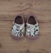 Kapcie dziecięce typu barefoot, wzór ZWIERZAKI z brązem
