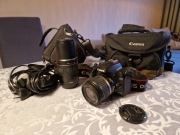 Używany aparat fotograficzny Canon EOS 1000D z dodatkowym obiektywem. 