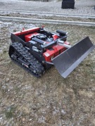 kosiarka na gąsienicach zdalnie sterowana na pilot z pługiem do odśnieżania