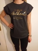 Grafitowa koszulka ze złotym napisem