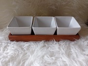 Trzy miseczki na przekąski na tacce