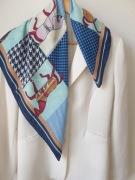 Stylowa apaszka chusta gawroszka z motywem koni. 