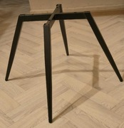 Stelaż krzyżowy metalowy do krzeseł.