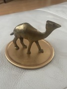 Metalowa figurka wielbłąda w kolorze złotym