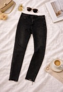 Czarne jeansy skinny Stradivarius | postrzępiona nogawka | basic