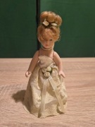 Figurka porcelanowej lalki