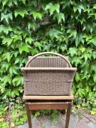 Stary Wiklinowy Kosz Gazetnik