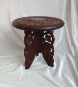 Rzeźbiony, intarsjowany stoliczek z Indii 