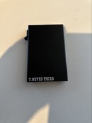 Metalowy portfel na karty itp z mechanizmem wysuwania.