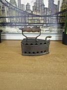 Antyczne żelazko węglowe z mosiądzu – vintage / kolekcjonerskie