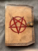 Notes skórzany z pentagramem i smocza obwoluta, wymienne kartki. Szkicownik