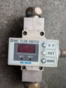 Elektroniczny czujnik przepływu cieczy SMC pf2w720-f04-67