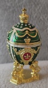Szkatułka na biżuterię metalowa emaliowana złocona w stylu jaja Faberge .