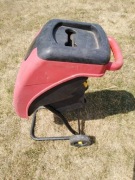 Rozdrabniacz do gałęzi atika dwa noże, gałęzie średnicy 46mm silnik 2500w