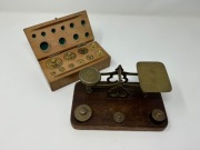 Waga szalkowa zabytkowa z odważnikami, mosiężna, mosiądz