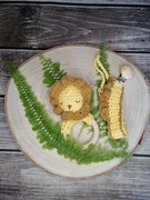 Zestaw prezentowy lew grzechotka i pasek smoczka