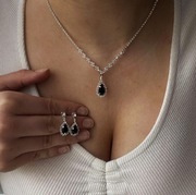 komplet w kolorze srebrnym naszyjnik wisiorek kamień cyrkonie 