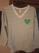 Sweterek w paski z sercem.