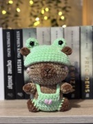 Pluszak handmade kapibara w stroju żabki z ogrodniczkami