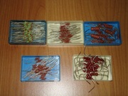 Zestaw rezystorów przewlekanych (THT) w różnych typach i wartościach