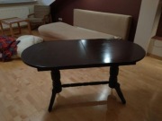 Czarny stół z regulacją wysokości