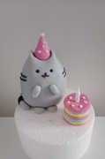 Figurka na tort Pusheen z torcikiem 