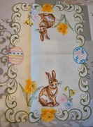 Elegancki Bieżnik Stołowy z Haftem Wielkanocnego Królika i Jajka