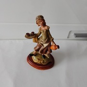 Figurka ceramiczna Kelnerka; w kolorach beżu, brązu i zieleni