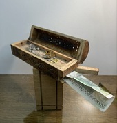 szkatulka na bizuterie ze schowkiem tajnym na banknoty, drewno "przypalane"