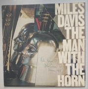 Miles Davis – The Man With The Horn, z autografem Willisa Conovera