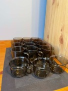 Zestaw kubków i filiżanek Arcoroc France – 15 szt. (dymione szkło)