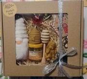 Zestaw upominkowy, kosz świąteczny, rękodzieło, świece, wosk pszczeli