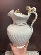 Dzbanek z lwem piękny