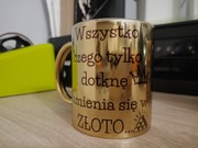 Złoty śmieszny kubek ceramiczny