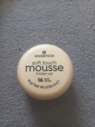 podkład matujący Essence Soft Touch Mousse w odcieniu 16 Matt Vanilla. 