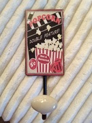 Wieszak metalowy retro postarzany gałka ceramiczna